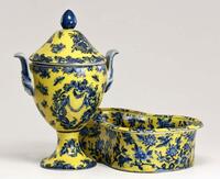 Lote 5153 - CONJUNTO EM PORCELANA ORIENTAL - Composto de urna com tampa e bidé em porcelana oriental, com decoração com motivos vegetalistas a azul e amarelo. Dim: 32 cm (altura) e 10x35x21 cm. (bidé). Marcados na base. Nota: sinais de uso