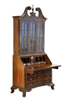 Lote 5237 - ESCRIVANINHA COM VITRINE - Móvel de madeira com decoração de concheados embutidos, alçado superior com 2 portas de vidros, interior com 3 prateleiras, parte inferior com tampo de abater, interior com 7 gavetas e escaninhos, 4 gavetões, sendo u