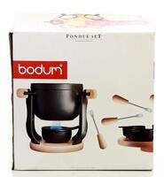 Lote 5295 - BODUM, SET DE FONDUE EM FERRO FORJADO - Completo de fondue para 8 pessoas, com todos os acessórios, na caixa de origem. Set igual à venda por € 115. Nota: como novo. Consultar valor indicativo em http://www.ebay.com/itm/Nissen-Cast-Iron-Wood-F