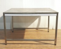 Lote 6 - MESA DE APOIO - Marca NMP, em aço inox AISI 304 18/10. Pés reguláveis em altura. Dim: 1400 x 1320 x 900 + 100 mm. Nota: Sinais de uso