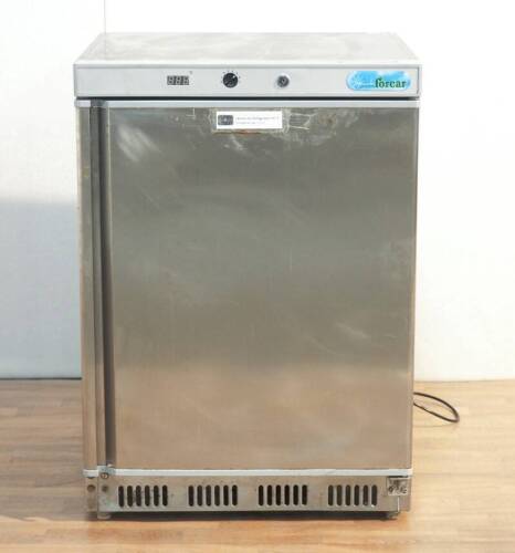 Lote 17 - ARMÁRIO FRIGORÍFICO - Armário Refrigerador da marca Forcar, modelo ER200ss. Construção em aço inox AISI 304. Temperatura de Funcionamento de -29º c/+8º c. Refrigeração Estática com ventilador terestático de temperatura de controlo digital. Resis