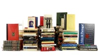 Lote 3011 - GRANDE CONJUNTO DE LIVROS DIVERSOS - Composto por cerca de 500 livros, catálogos e guias de diversos títulos, autores e editoras. Com valor estimado de € 2,500. Contendo as mais variadas temáticas e gêneros literários, tais como: ficção, roman