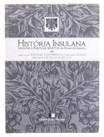 Lote 3054 - LIVRO "HISTÓRIA INSULANA DAS ILHAS A PORTUGAL SUGEYTAS NO OCEANO OCCIDENTAL" - Composta pelo Padre António Cordeyro da Companhia de Jesus", António Cordeyro. Editora: Angra do Heroísmo, Presidência do Governo Regional dos Açores, Ed. Facsimila