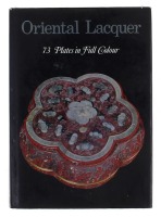 Lote 3132 - LIVRO "ORIENTAL LACQUER 73 PLATES IN FULL COLOUR" - Língua inglesa. Por Oscar Luzzato-Bilitz, London; NY, Paul Hamlyn, 1969. Encadernação cartonada do editor. Dim: 19x14 cm. Nota: sinais de manuseamento