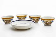 Lote 4413 - CONJUNTO DE PORCELANA CHINESA PERÍODO JIAQING (1796 - 1820) - Composto por 4 chávenas de chá (com decoração de reservas ovais com a representação, a sépia, de uma casa senhorial, delimitadas por moldura dourada, friso de parras de uvas em azul com apontamentos em dourado e remate de círculos enlaçados e caneluras em dourado sobre fundo rouge-de-fér) e covilhete em porcelana fina (com decoração em azul e dourado, ao centro monograma com a letra "E" e bordo com friso de estrelas). Porc