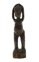 Lote 5166 - ARTE TRIBAL AFRICANA, SÉC. XX - Escultura de Angola, em madeira entalhada, representando “Figura Feminina com Mãos na Cabeça”. Dim: 31 cm de comprimento. Nota: sinais de manuseamento, madeira com rachaduras