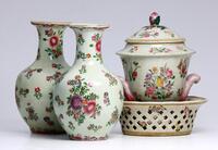 Lote 5289 - CONJUNTO DECORATIVO EM PORCELANA ORIENTAL - Composto por 4 peças com decoração floral policromada, tais como 2 jarras, taça vazada e urna com tampa, peças marcadas na base. Dim: 26 cm. Nota: sinais de uso, em bom estado