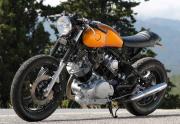 Lote 6135 - YAMAHA - Modelo XV 750 Virago (AC2) Café Racer, laranja e preta, 748 c.c., 56 c.v., 1998 Livrete, combustível gasolina, importada de Inglaterra em 2016. 120.Km. Moto similar à venda por € 15.620. Incluí motor extra (desmontado) e quadro adicional. Nota: velocímetro e odómetro Novos mas com falta de ligaçã. Consultar valor indicativo em http://www.hagemanmc.com/ ...