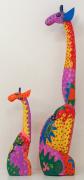 Lote 8 - GIRAFAS - Duas Girafas decorativas em madeira multicor pintada à mão, de tamanhos diferentes, com 101 cm e 51 cm de altura. Possibilidade de pequenos defeitos de armazenamento