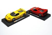 Lote 14 - FERRARIS - Duas miniaturas de Ferraris F 50 de 1995, um vermelho e um amarelo, à escala 1/18, da coleção Shell da Maisto, sobre base preta. Dimensão: 9x30,5x14 cm. Sinais de uso, ligeiras falhas