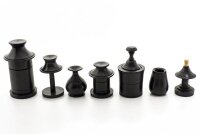 Lote 24 - ALDEIA INDÍGENA - Em pau-preto, com 7 miniaturas (duas com tampa). Uma das peças com falha. Dim.: altura entre 5 e 11 cm