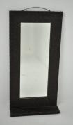 Lote 121460013 - Espelho de madeira rectangular forrado a folha recortada com tachas e prateleira, com 98x48 cm, Nota: apresenta sinais de uso
