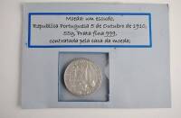 Lote 334 - Moeda de 1 Escudo, República Portuguesa 5 de Outubro de 1910, com 55 gr de prata fina 999, contrastada pela Casa da Moeda