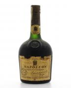 Lote 2015 - NAPOLEON COGNAC – Garrafa de Cognac, Courvoisier Napoleon, Edição Limitada nº GS 6500, (700ml – 40%vol). Nota: garrafa idêntica à venda por € 556,05. Ligeira perda adequada ao período de engarrafamento. Consultar valor indicativo em https://www.masterofmalt.com/cognac/courvoisier/courvoisier-napoleon-fine-champagne-cognac-1960s/