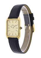 Lote 5010 - OMEGA, RELÓGIO DE PULSO, VINTAGE - Modelo De Ville, Caixa rectangular em aço dourado de 24x31 mm e bracelete em pele. Exemplar semelhante à venda por € 798. Mecanismo mecânico de corda. Mostrador com marcadores e ponteiros a dourado sobre fund