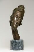 Lote 6162 - AMEDEO MODIGLIANI (1884-1920) - Escultura em bronze assente em base de mármore, assinada. Motivo: Cabeça Feminina. Dim: 43 cm (com base). Múltiplo/reprodução. Múltiplo deste escultor foi vendido por € 63.280 na leiloeira Bonhams. Consultar valor indicativo em https://www.bonhams.com/auctions/15362/lot/75/