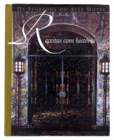 Lote 2 - LIVRO " OS SEGREDOS DO AVIZ HOTEL - RECEITAS COM HISTÓRIA" - Por Benerice Rugeroni Pessanha Cisneiros. Exemplar idêntico à venda por € 60,47. Editora: Abril Controljornal 2ª edição 2002. Encadernação cartonada do editor com sobrecapa de protecção