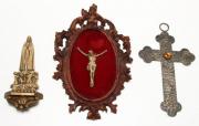 Lote 19 - CONJUNTO DE APLIQUES RELIGIOSOS - Composto por Nossa Senhora e os Três Pastorinhos (assinado no reverso), aplique em resina com Cristo Crucificado num medalhão forrado a veludo e moldura com concheados e enrolamentos vegetalistas (defeitos) e crucifixo em metal martelado com pontas trilobadas e incrustação de pedra colorida ao centro. Sinais de uso. Alturas respetivas: 17,5 cm; 28,5 cm; 23,5 cm