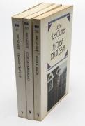 Lote 127 - JOHN LE CARRÉ - Conjunto de 3 livros compostos por "A casa da Rússia", "O peregrino secreto" e "Um espião perfeito". Coleção "Ficção universal", Europa-América, 1996. Sinais de uso