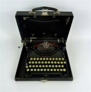 Lote 1362 - Antiga máquina de escrever antiga CORONA, das primeiras portáteis, em estojo original, com acessório na tampa, com 14x34x31 cm, bem conservada, a precisar de ser oleada