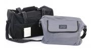 Lote 11 - SACOS COM PUBLICIDADE A MARCAS DE COSMÉTICOS - Conjunto composto por 2 de sacos, 1 saco com publicidade a "Burberry Fragrances" em tela impermeável preta, com bolsa exterior, duas pegas e alça ajustável, 26x43x24 cm, 1 saco com publicidade a "212 Carolina Herrera " em tela impermeável cinzenta com 1 bolsa exterior e alça ajustável, 28x38x12 cm. Nota: sem uso