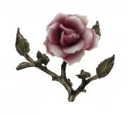 Lote 5 - ROSA DECORATIVA - Ramo de metal com rosa em porcelana. Dim: 10 cm de comprimento. Nota: sinais de uso