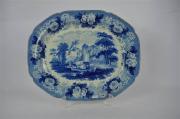 Lote 1460 - Travessa grande inglesa do séc. XIX, decoração em tons de azul de paisagem com ruínas e animais, marcada no verso com coroa, nº 18 “Herculaneum”, 47x38 cm, Nota: pequena esbeiçadela no bordo