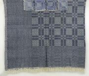 Lote 9 - TOALHA DE ALGODÃO E GUARDANAPOS - Conjunto de toalha e 4 guardanapos em tecido de algodão azul e branco, padrão geométrico, com franjas. Dim: 340x240 (toalha) e 30x30 cm (guardanapos). Nota: sinais de uso, manchas