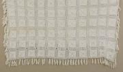 Lote 10 - TOALHA DE RENDA - Fio de algodão branco em renda de crochet, com berloques. Dim: 184x164 cm. Nota: sinais de uso