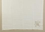 Lote 20 - TOALHA DE MESA EM LINHO - Antiga, tecido com bordado da Madeira. Dim: 125x121 cm. Nota: sinais de uso