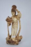 Lote 1639 - Magnífica estatueta antiga em marfim ricamente trabalhada, figura oriental, com 23 cm de altura