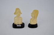Lote 1668 - Lote de 2 bustos em marfim, figuras femininas africanas com penteados tribais, base em madeira, com 11 e 12 cm de altura