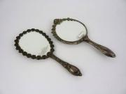 Lote 1710 - Lote de 2 espelhos de mão biselados, em prata Águia, ricamente trabalhados com flores, com 24,5 cm e 23 cm NOTA: apresentam sinais de uso e defeitos