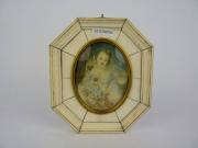 Lote 1722 - Miniatura sobre marfim "Menina com flores", moldura em marfim oitavada, com 13,4x11,8cm, peça do séc.º XIX-XX NOTA: apresenta defeitos