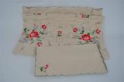 Lote 1724 - Lote de toalha ricamente trabalhada, bege com flores bordadas policromadas, com 12 guardanapos, 310cmx180cm