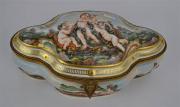 Lote 1770 - Caixa oval em porcelana Capodimonte, marcada na base, decoração romântica de querubins e figuras femininas em relevo, com fecho em metal e interior decorado com flores sobre fundo branco, com 13x33x18 cm