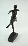 Lote 1888 - Amazona - estatueta de bronze, estilo DECO, assinada Pierre Le Faguays e com carimbo de garantia da casa fundidora de Paris, base em mármore negro raiado de branco, com 54 cm de altura