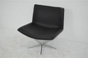 Lote 1925 - RAY LOUNGE CHAIR - Cadeira de design de Jakob Wagner (Dinamarca, 1963) - Reprodução em pele de cor preta com base giratória em cromado, com 76x70x50 cm. RAY é uma cadeira inspirada no mar, tem uma forma simples e elegante, o seu assento é amplo e confortável, em bom estado. (NOTA: Ray foi uma das primeiras peças de mobiliário colocada em produção pela HAY e é a primeira poltrona feita pelo designer Jacob Wagner. A inspiração vem do mar. Ray tem uma forma simples e elegante, o assen