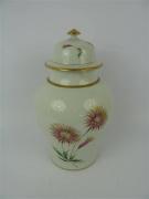 Lote 1984 - Pote em porcelana da Vista Alegre, anos 40, porcelana branca decorada com flores, com 40 cm de altura, peça como nova