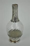 Lote 2117 - Jarra tipo solitário, com aplicações de prata antiga contraste javali de Lisboa 1887 a 1937, com 15cm de altura e peso total de 220gr