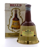 Lote 2008 - WHISKY BELL'S DECANTER - Garrafa de Whisky Poecelain Decanter, Specially Selected, Blended Scotch Whisky, Arthur Bell & Son, Escócia (750ml - 43%vol). Nota: garrafa idêntica à venda por € 230. Em caixa de cartão original. Consultar valor indic