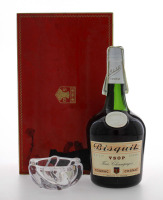 Lote 2019 - COGNAC BISQUIT VSOP _ Garrafa de Cognac, Fine Champagne, Bisquit Dubouche & Cº, França, (750ml aprox). Nota: garrafa idêntica à venda por € 201,80. Em caixa / estojo de cartão com cinzeiro de cristal. Consultar valor indicativo em https://www.