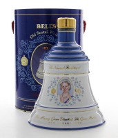 Lote 2023 - WHISKY BELL´S QUEEN MOTHER 90th BIRTHDAY - Garrafa de Whisky Decanter, Bells, Comemorativa do Aniversário Queen Mother 90th Birthday, 4th August 1990, (750ml - 43%vol). Nota: garrafa idêntica à venda por € 94,46. Em caixa de cartão original. C