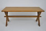 Lote 654 - Mesa em madeira maciça, pernas em cruz com trave central, com 78x179x82 cm NOTA: apresenta sinais de uso e pequenas falhas