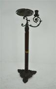 Lote 681 - Cinzeiro de pé em madeira e bronze trabalhado, suporte para vela, com 67 cm NOTA: apresenta sinais de uso