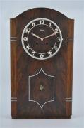 Lote 189 - Relógio de parede Art Deco, de madeira, aplicações de cromados, JUNGHANS, 56x31x8 cm NOTA: apresenta sinais de uso e xilófagos, sem vidro