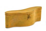 Lote 198 - CAIXA EM FOLHA PARA TRICÓRNIO - Folha de chapa de cor amarela, com formato de tricórnio. Dim: 17,5x50,5x16 cm. Nota: sinais de uso