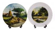 Lote 11 - VISTA ALEGRE, PRATOS - Conjunto de 2 pratos em porcelana pintado à mão e assinados A. Sousa sendo um decorado com paisagem rural com burro e o outro com paisagem com riacho. Dim: 26 cm e 27 cm respectivamente. Ambos com a marca nº 32 (1947-1968). Nota: sinais de uso e falhas na pintura