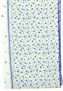 Lote 27 - TOLHA DE MESA EM ALGODÃO - Com decoração floral e frutos em tons de azul e amarelo. Dim: 240x150 cm. Nota: sinais de armazenamento