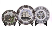 Lote 35 - FAIANÇA INGLESA, PRATOS DIVERSOS - Conjunto de 3 pratos, marcados na base, um da fábrica Wood & Sons, decoração “Dorset”, floral, um da fábrica “British Anchor”, decoração campestre e um da fábrica “Currier & Ives”, decorado com barco “U.s. Ship